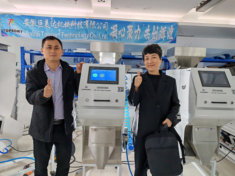 Koreli müşterilerimizi susam renk ayırıcısını test etmek üzere fabrika ziyaretine davet ediyoruz.